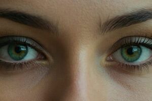 los ojos verdes de una mujer que se cuida la vista