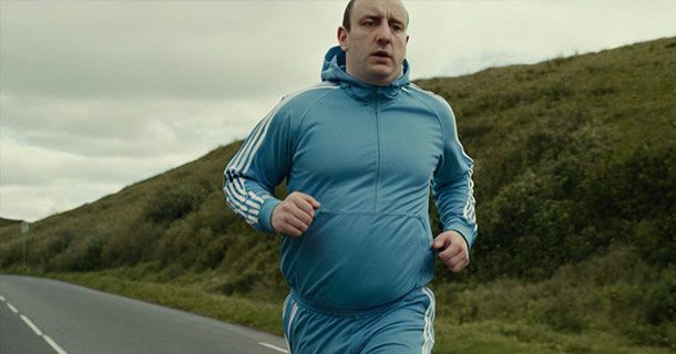 Un hombre obeso corriendo tras leer los 10 Consejos para Prevenir la Obesidad